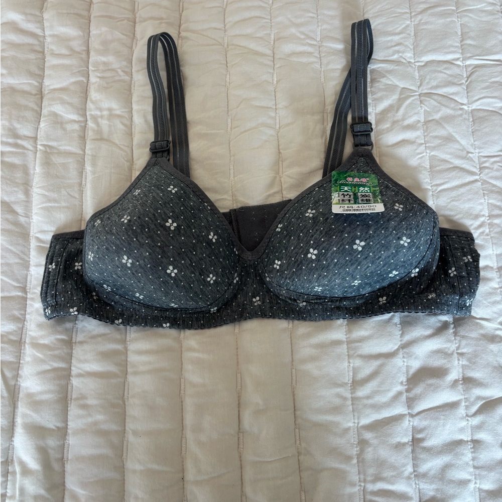 NWT Women's 40/90 Gray Intimate Bra with white flowers